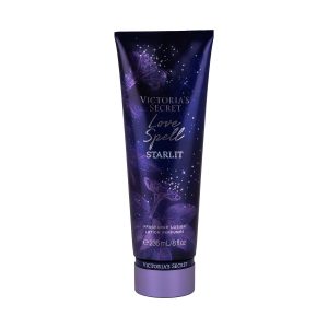 لوسیون بدن ویکتوریا سکرت Love Spell Starlit | رایحه شیرین و میوهای با درخشش ملایم خرید لوسیون بدن Victoria’s Secret Love Spell Starlit با رایحه شیرین و میوهای و ذرات براق. مناسب استفاده روزانه و شبانه، نرمکننده و خوشبوکننده پوست – حجم 236 میلیلیتر.